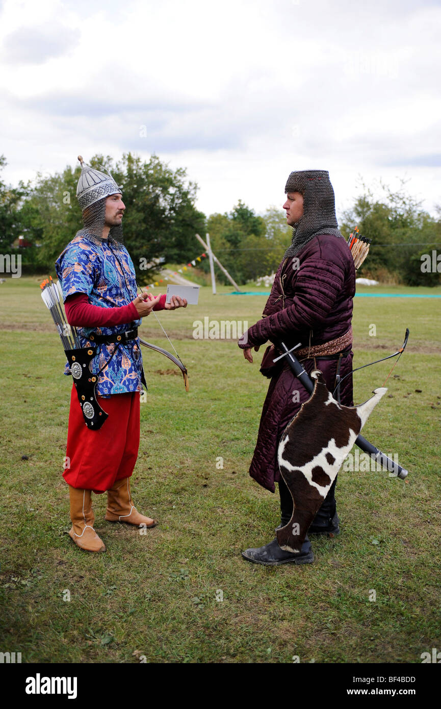 Zwei Teilnehmer in traditionellen Kostümen sprechen, offene Eocha Europameisterschaft 09, montiert Bogenschießen, mit Steppe Fahrer aus Stockfoto