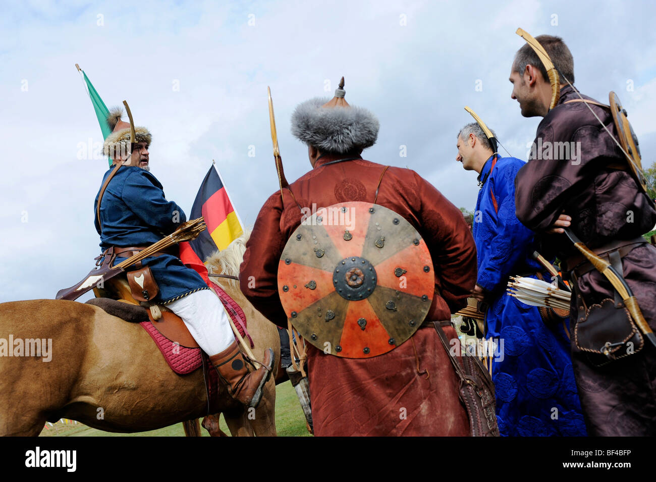 Teilnehmer der offenen Eocha Europameisterschaft 09, montiert Bogenschießen, mit Teilnehmern aus der ganzen Welt, treten verschiedene Stockfoto