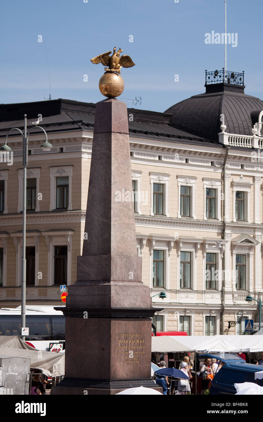 Twin-Romanov Adler auf einem Obelisken auf dem Marktplatz erinnert an den kaiserlichen Besuch in Helsinki im Jahre 1835. Stockfoto