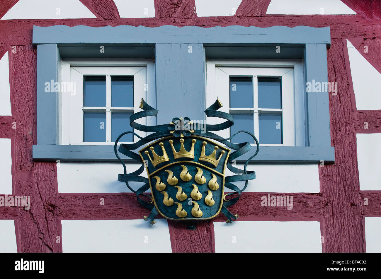 Schmiedeeisen Wappen der unabhängigen Stadt Köln auf einem liebevoll eingerichteten Fachwerkhaus Stockfoto