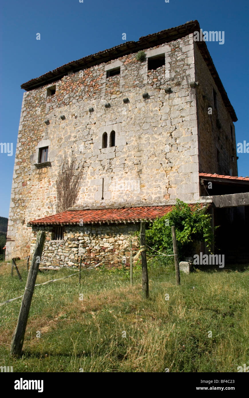 Baskische Wohnturm, in der Nähe von Markina im Baskenland Stockfoto