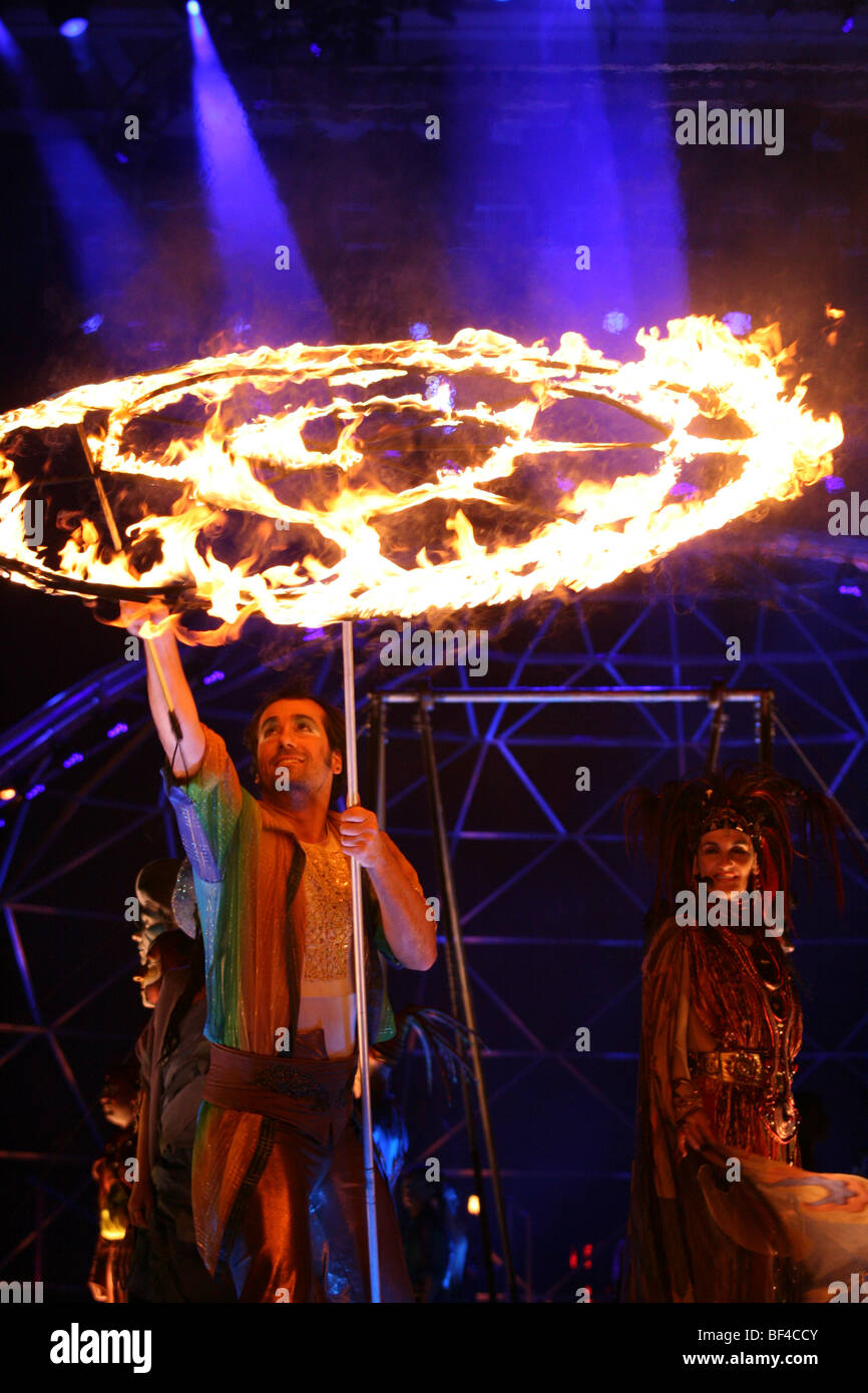 Les Chemins Invisibles Performer, kostenlose Cirque du Soleil show in Straßen der Quebec Stadt, Kanada Stockfoto