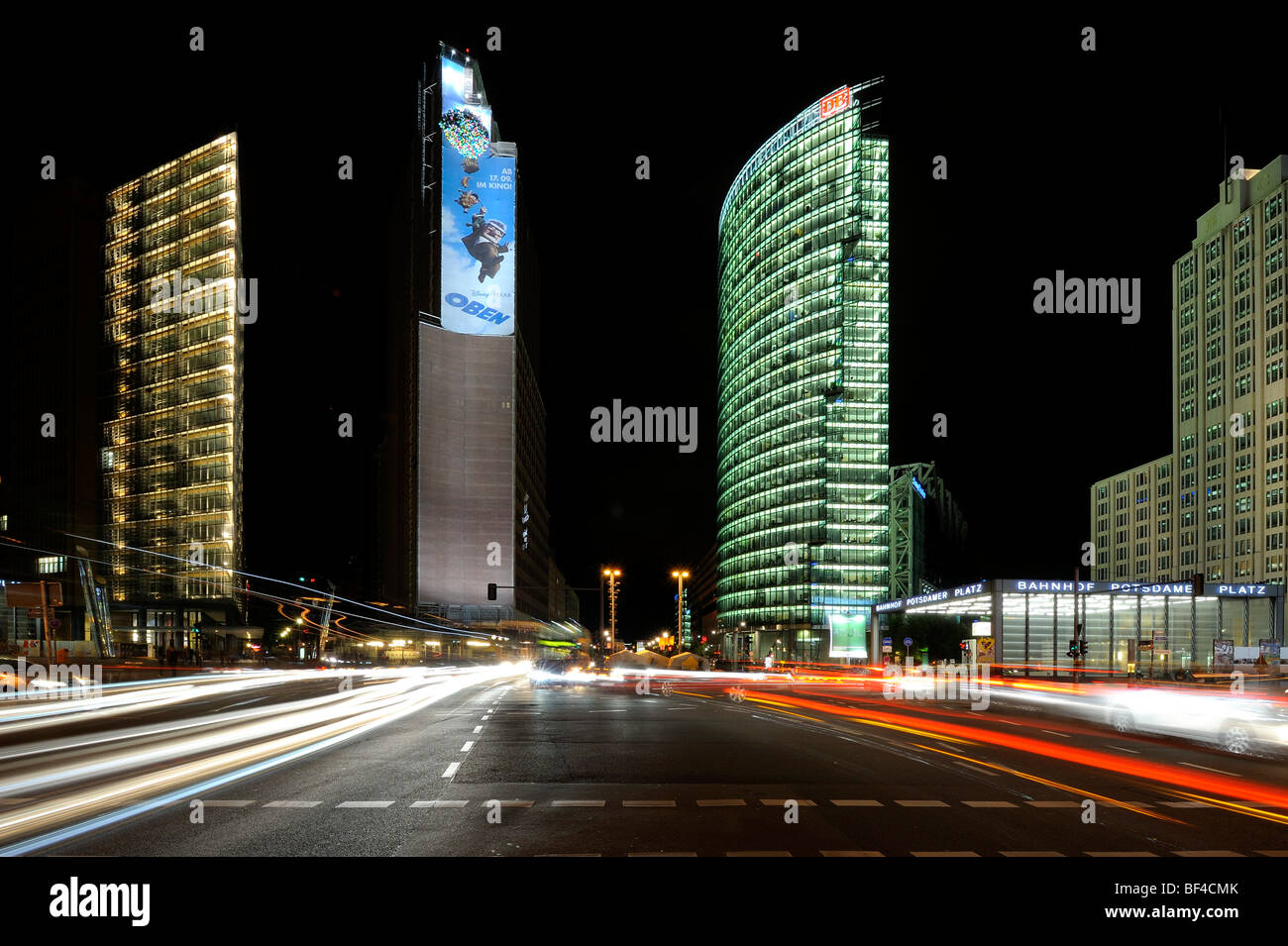 Hochhäuser, das Sony-Center in der Nacht mit Lichtspuren, Berlin, Deutschland, Europa Stockfoto