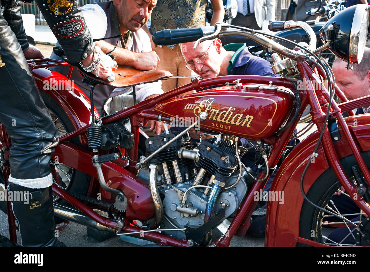 Eine rote Indian Scout Motorrad bei dem Rocker Motorrad parade am Goodwood Revival, West Sussex, England, Grossbritannien 2009 Stockfoto