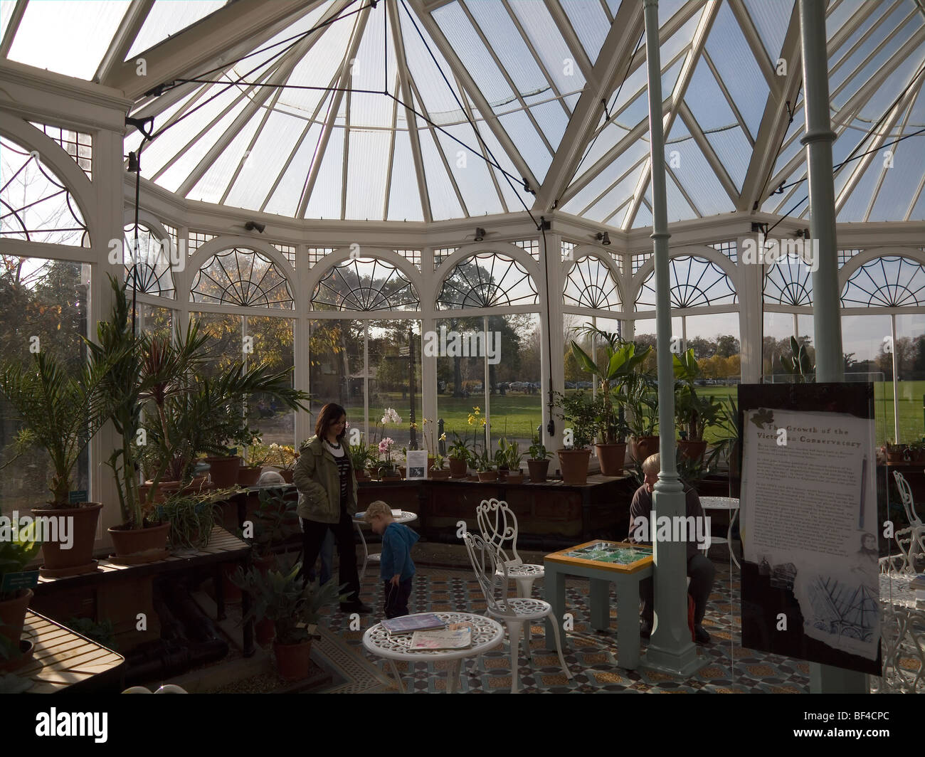 Eine Familie genießen einen viktorianischen Wintergarten in Preston Park Museum Eaglescliffe Stockton on Tees Stockfoto