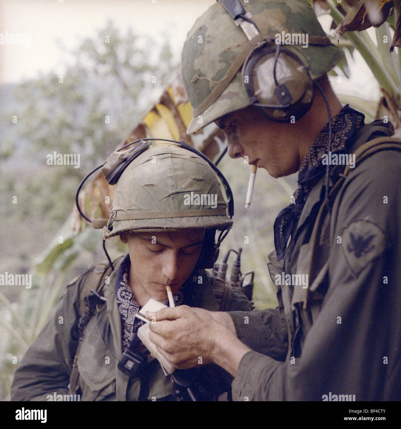 Mitglieder des B-Truppe, 1. Staffel, leichte 9. Kavallerie eine Zigarette während des Vietnam-Krieges im Jahr 1967. Stockfoto