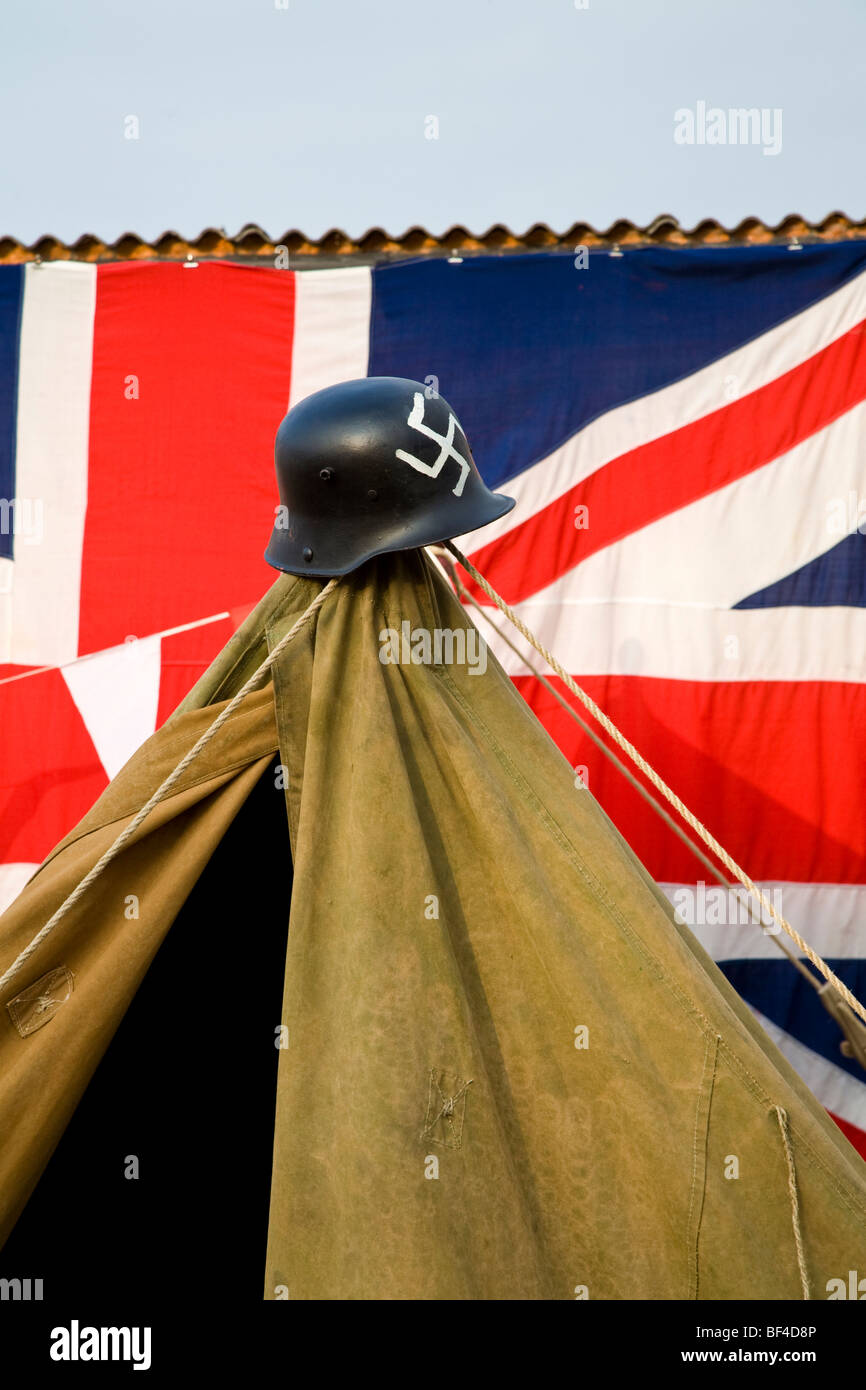 Deutsche Helm zu einem Zelt Post vor einer Union flag beim Goodwood Revival meeting, Sussex, UK, 2009. Teil der Armee des Vatis. Stockfoto