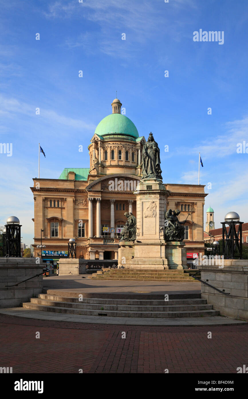 Rathaus und Statue der Königin Victoria, Königin Victoria Square, Kingston upon Hull, East Yorkshire, England, UK. Stockfoto