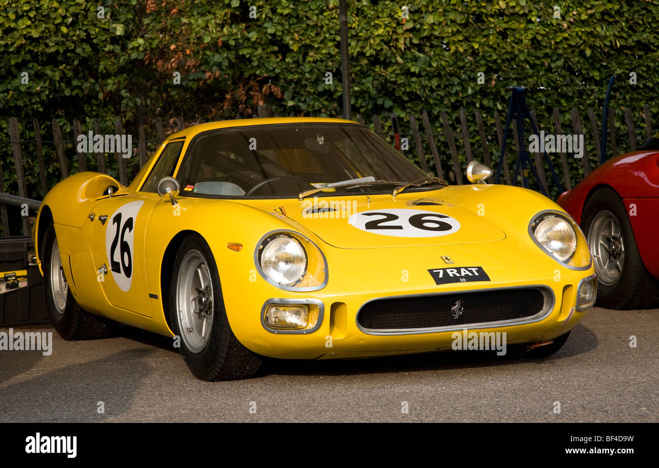 1965 Ferrari 250 LM im Fahrerlager bei Goodwood Revival Meeting, Sussex, UK. Stockfoto