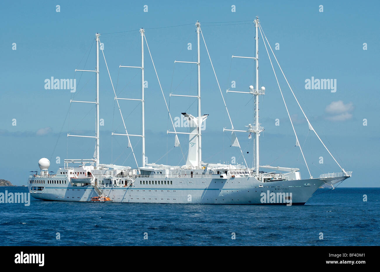 Windgeist Kreuzfahrtschiff auf hoher See in der Karibik vor der Küste von St. John Stockfoto