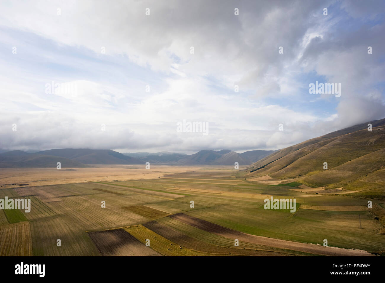 Hoch über dem Piano Grande Hochebene, Monte Sibillini, Apennin, Le Marche, Italien, Europa Stockfoto