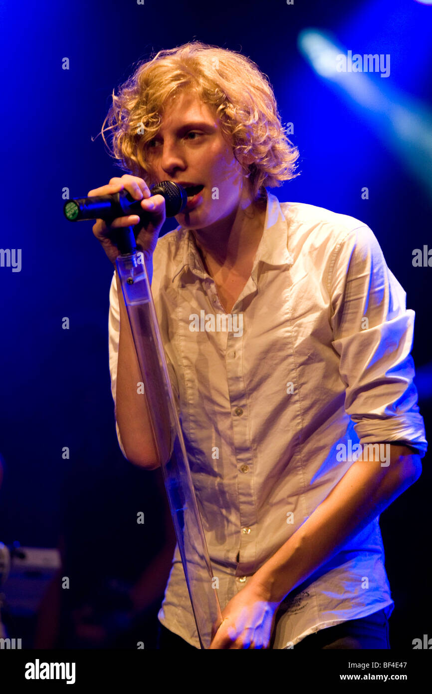 Mattias Kolstrup, Sänger und Frontmann der dänische Band Dúné live im Konzertsaal Schueuer, Luzern, Schweiz Stockfoto