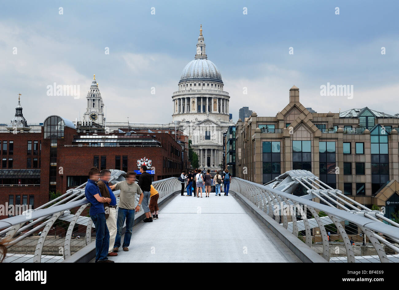 Millennium Bridge, 95 Queen Victoria Street, im Hintergrund St. Pauls Cathedral, St. Paul Kirchhof, London, England, United K Stockfoto