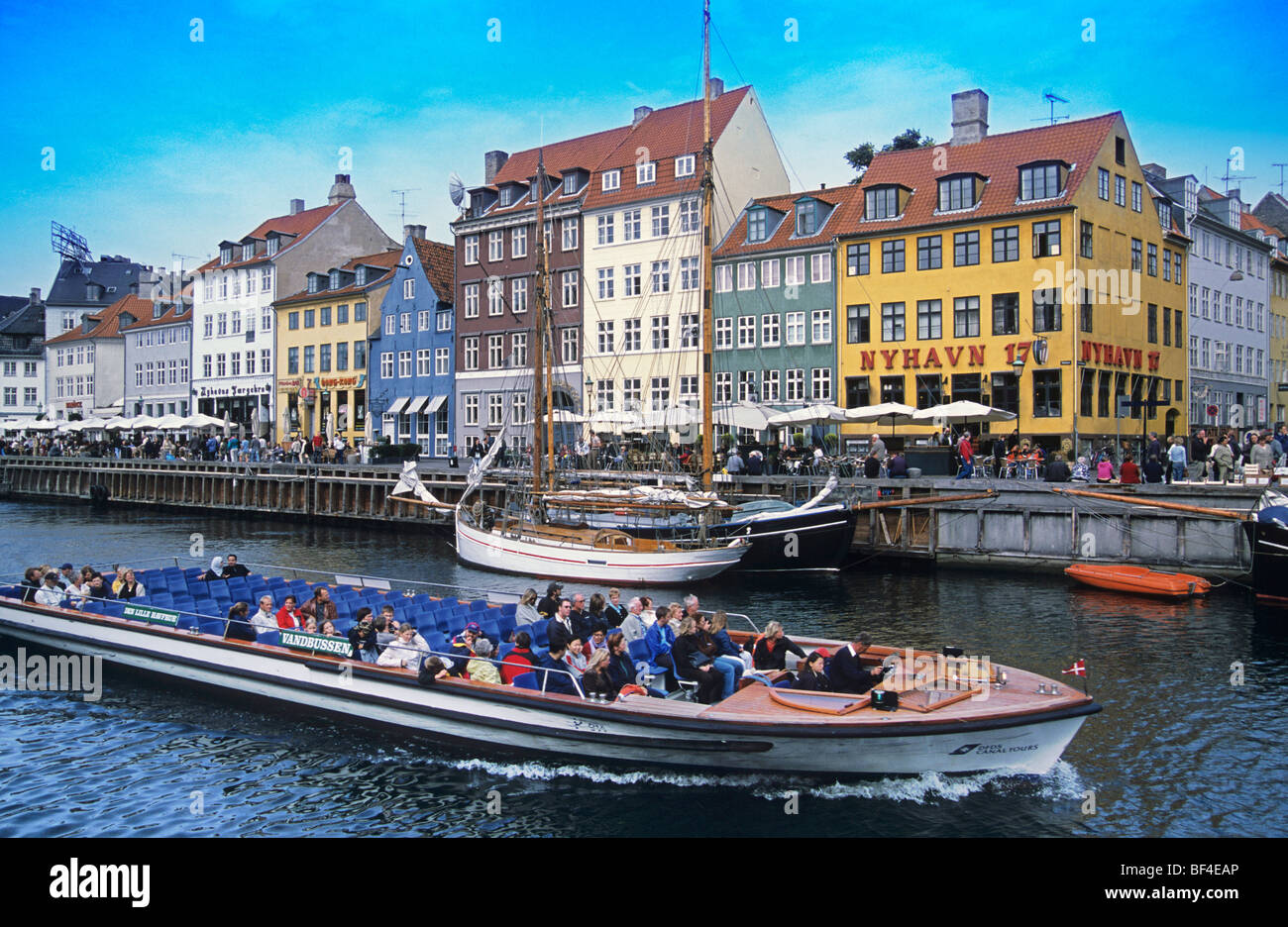 Touristen bewundern Nyhavn Altstadt aus einem offenen Boot, Dänemark Stockfoto