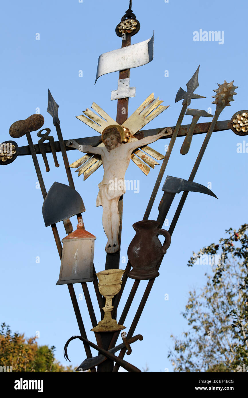 Altes Wegkreuz mit Eisen Christusfigur und Instrumente der Folter, Wolfegg, Allgäu, Baden-Württemberg, Deutschland, Eur Stockfoto