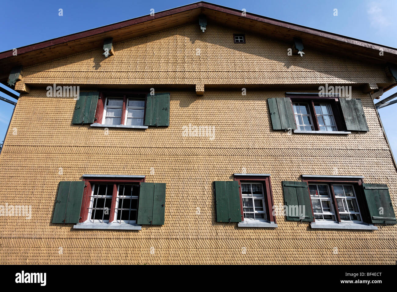 Haus Andrinet Haus, Fassade mit Holzschindeln, Allgäuer Flachdach Bauernhof aus dem Jahre 1740, Bauernhaus-Museum Wolfegg, Allgäu, Stockfoto