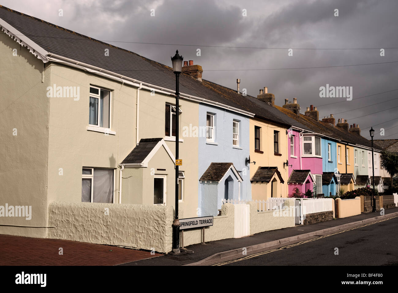 Springfield-Terrasse, Westward Ho!, Devon, farbige Terrasse Häuser Stockfoto