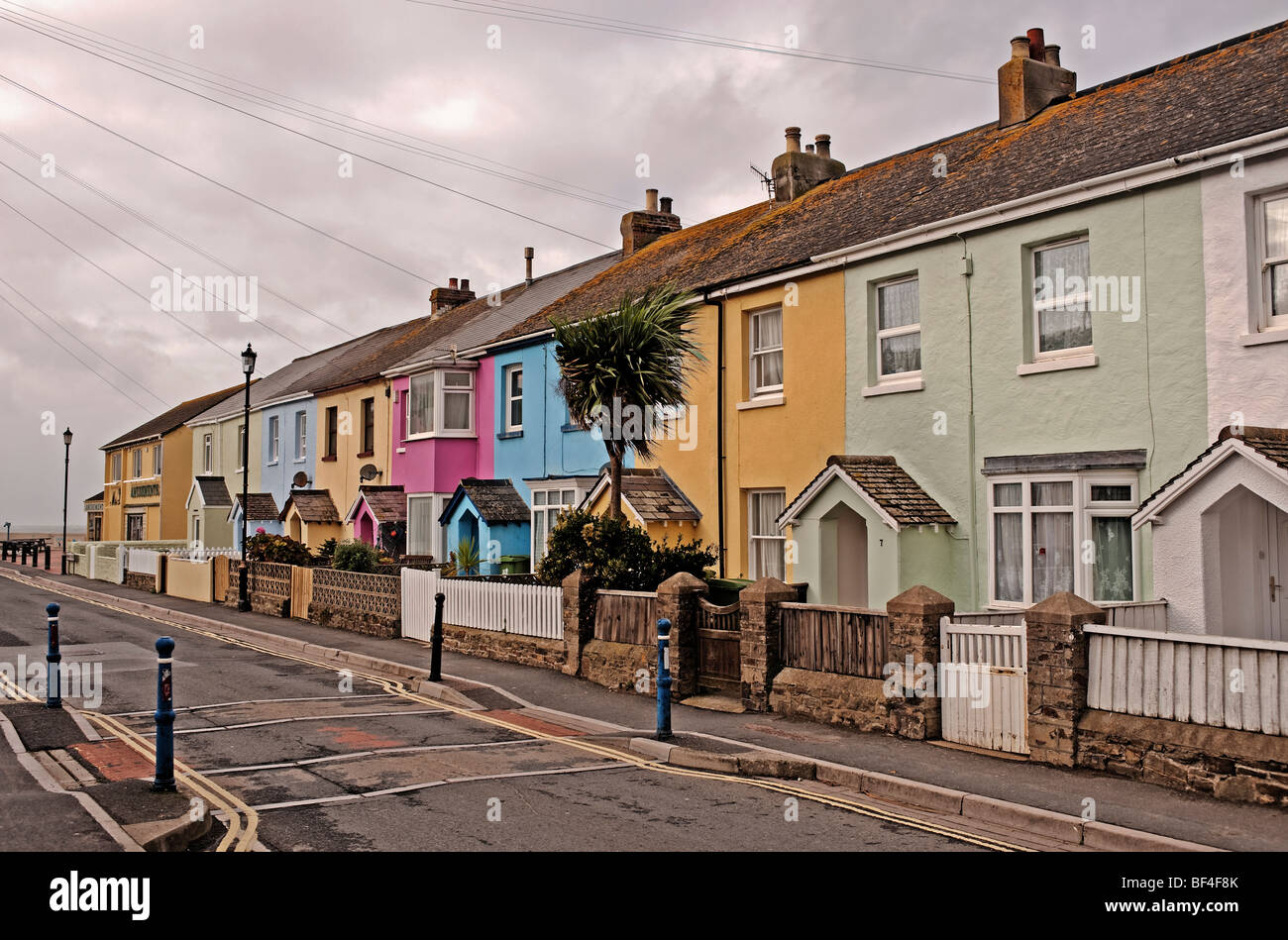 Springfield-Terrasse, Westward Ho!, Devon, farbige Terrasse Häuser Stockfoto