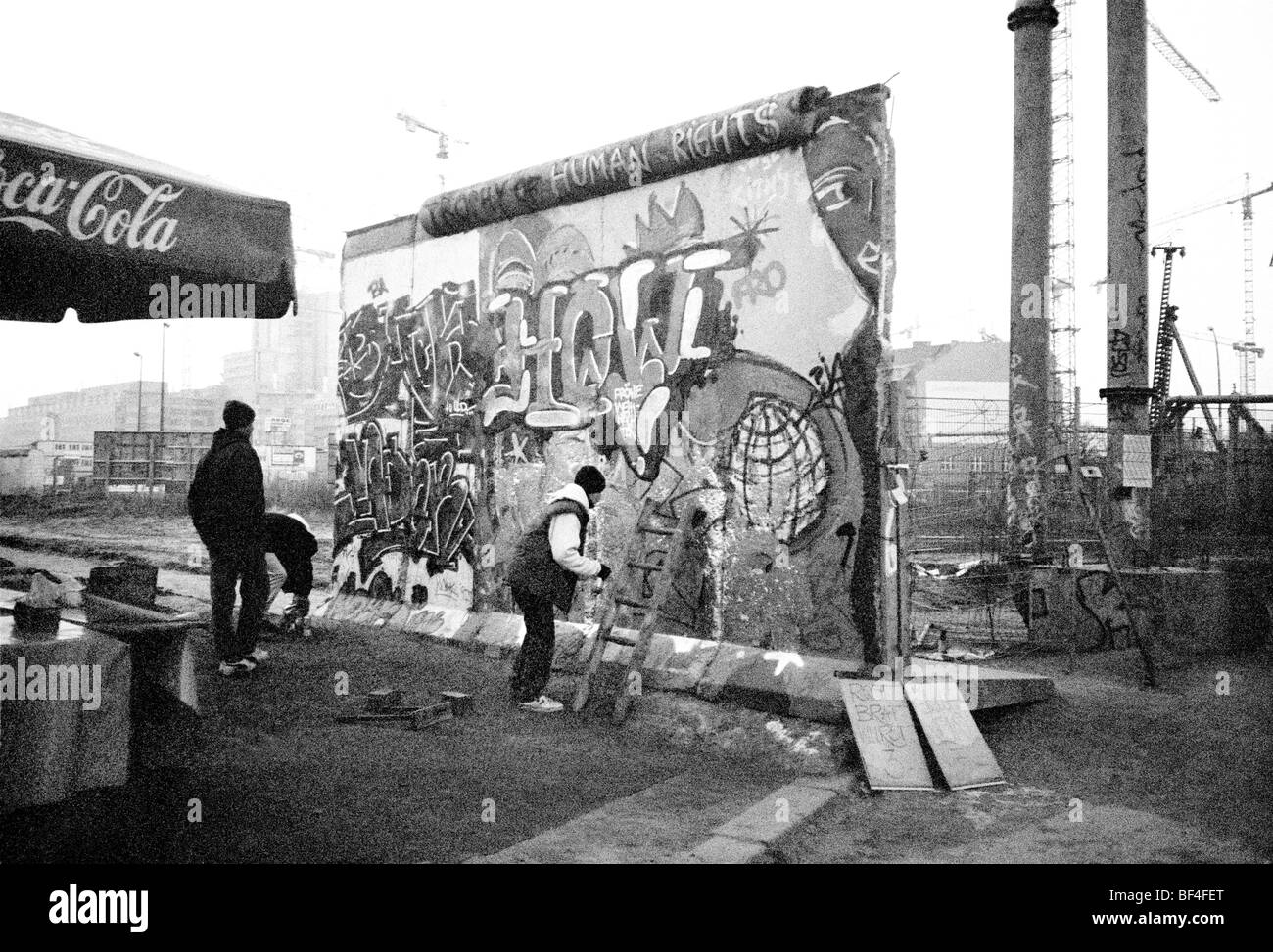 Souvenirjäger an einem Abschnitt der Berliner Mauer in der DDR Berlin, Deutschland, Europa Stockfoto