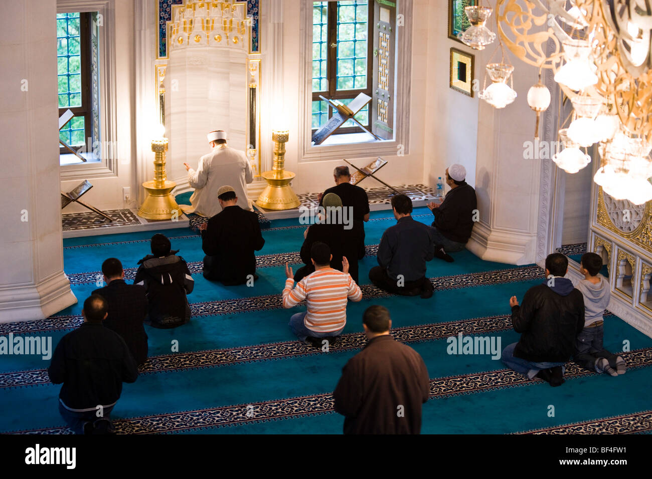 Muslime beim Gebet in der Sehitlik Moschee in Berlin-Neukölln, Deutschland, Europa Stockfoto