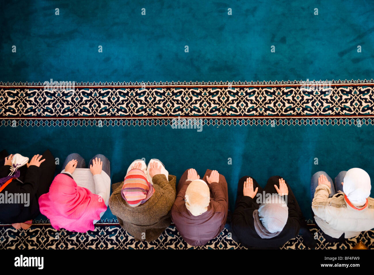 Muslimische Frauen beim Gebet in der Sehitlik Moschee in Berlin-Neukölln, Deutschland, Europa Stockfoto