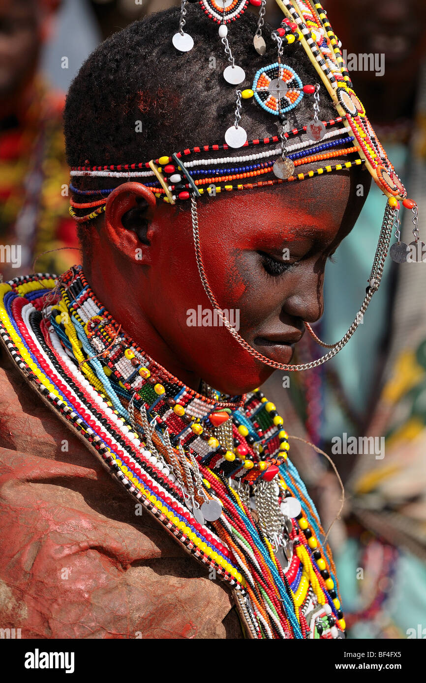 Eine junge Massai Frau trug ein Brautkleid, Schmuck, und Färbung. Stockfoto