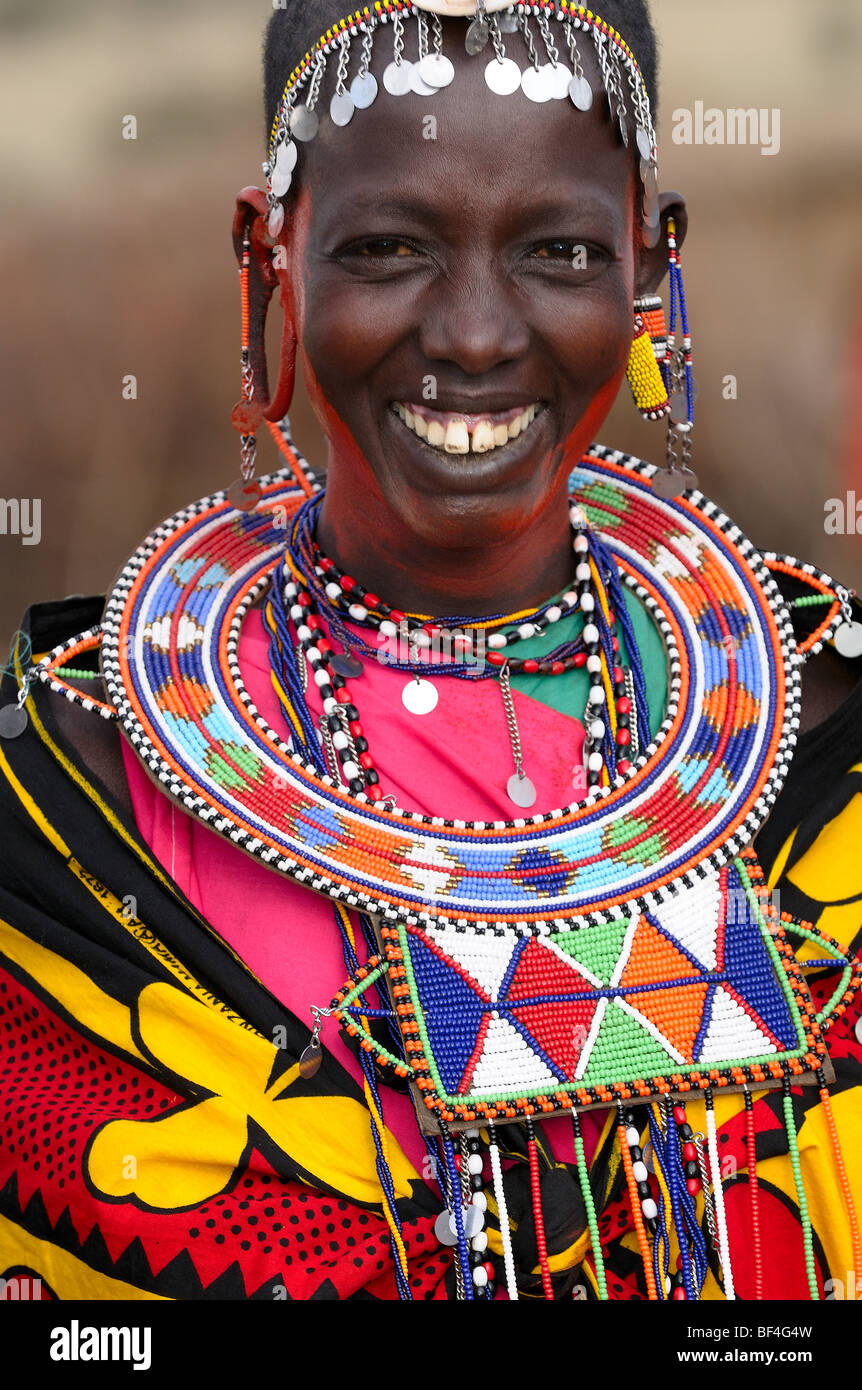 Massai-Frauen gekleidet in traditionellen Kostümen in ihrem Dorf. Stockfoto