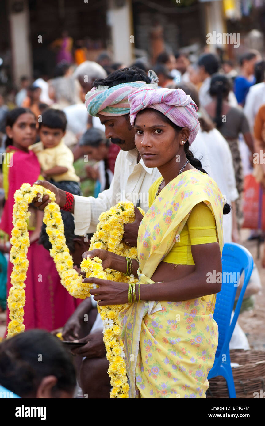 Indische, Mann und Frau, die Blumen für hinduistische religiöse Angebote im Markt. Puttaparthi, Andhra Pradesh, Indien Stockfoto