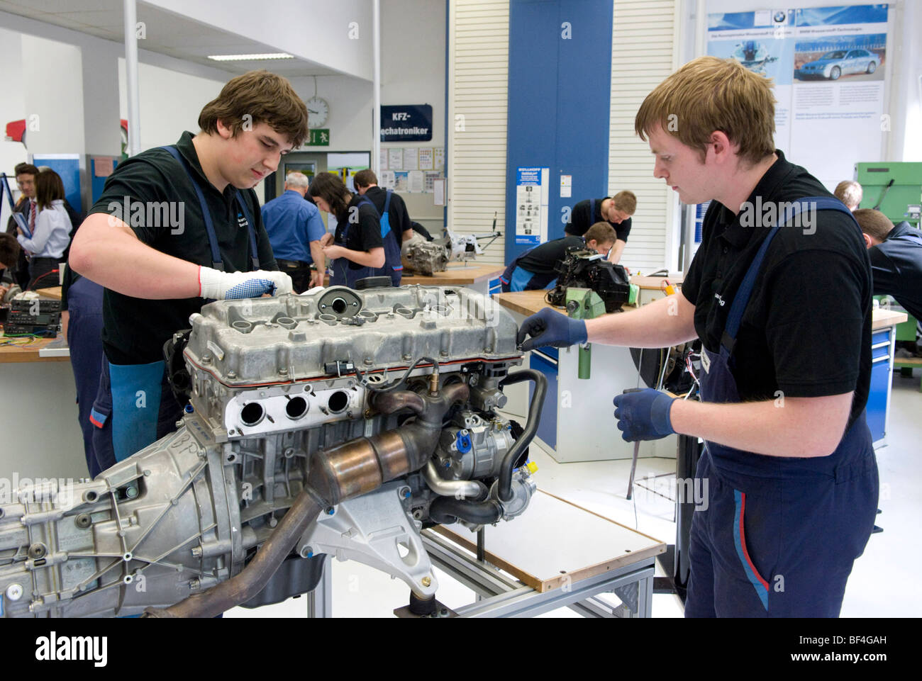 Lehrlinge auf einen Motor in der BMW-Ausbildungszentrum für Kfz-Mechatroniker, München, Bayern, Deutschland, Europa Stockfoto