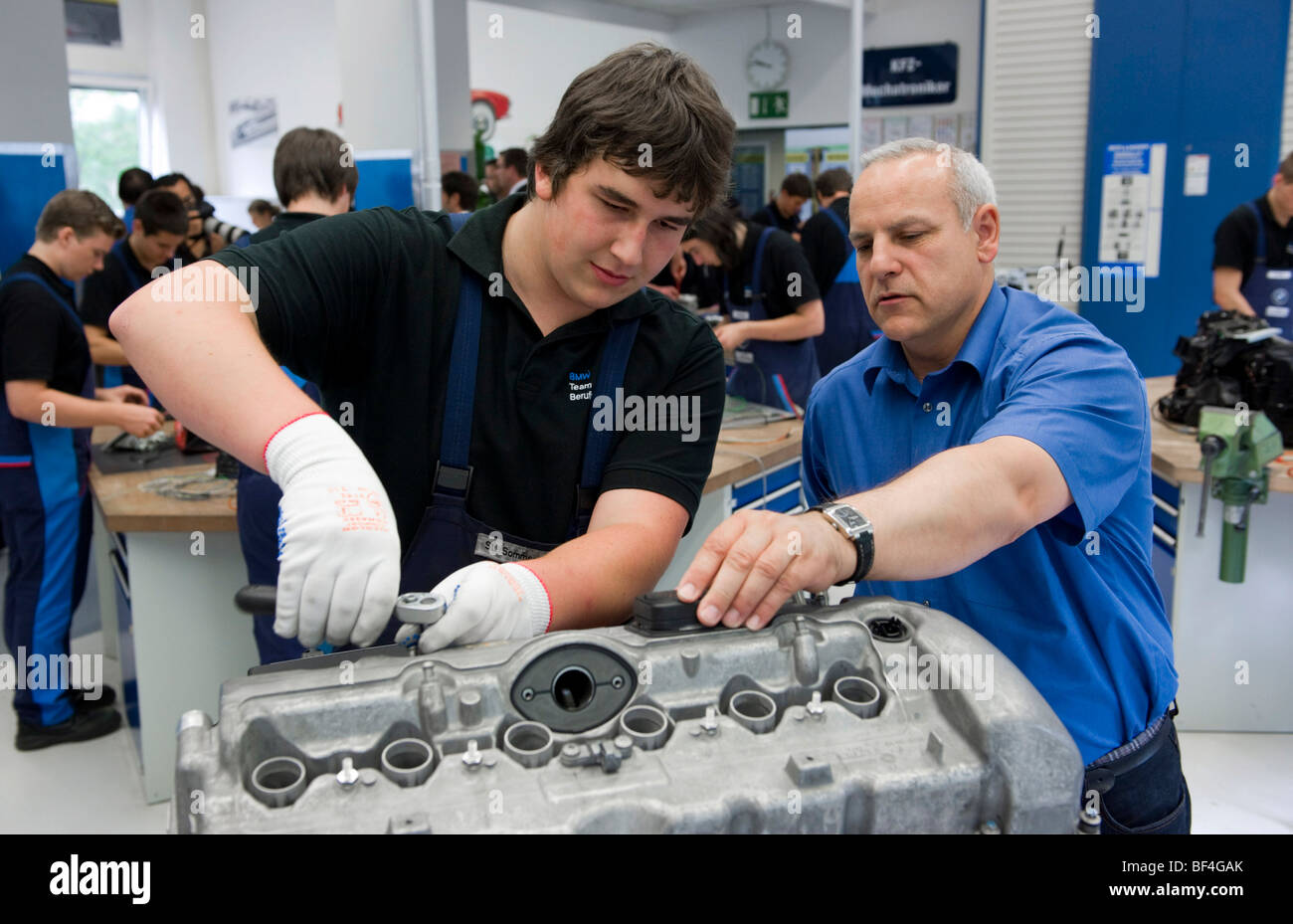 Meister Lehrling Zu Erklaren Wahrend Der Arbeit An Einem Motor Im Bmw Ausbildungszentrum Fur Kfz Mechatroniker Munchen B Stockfotografie Alamy