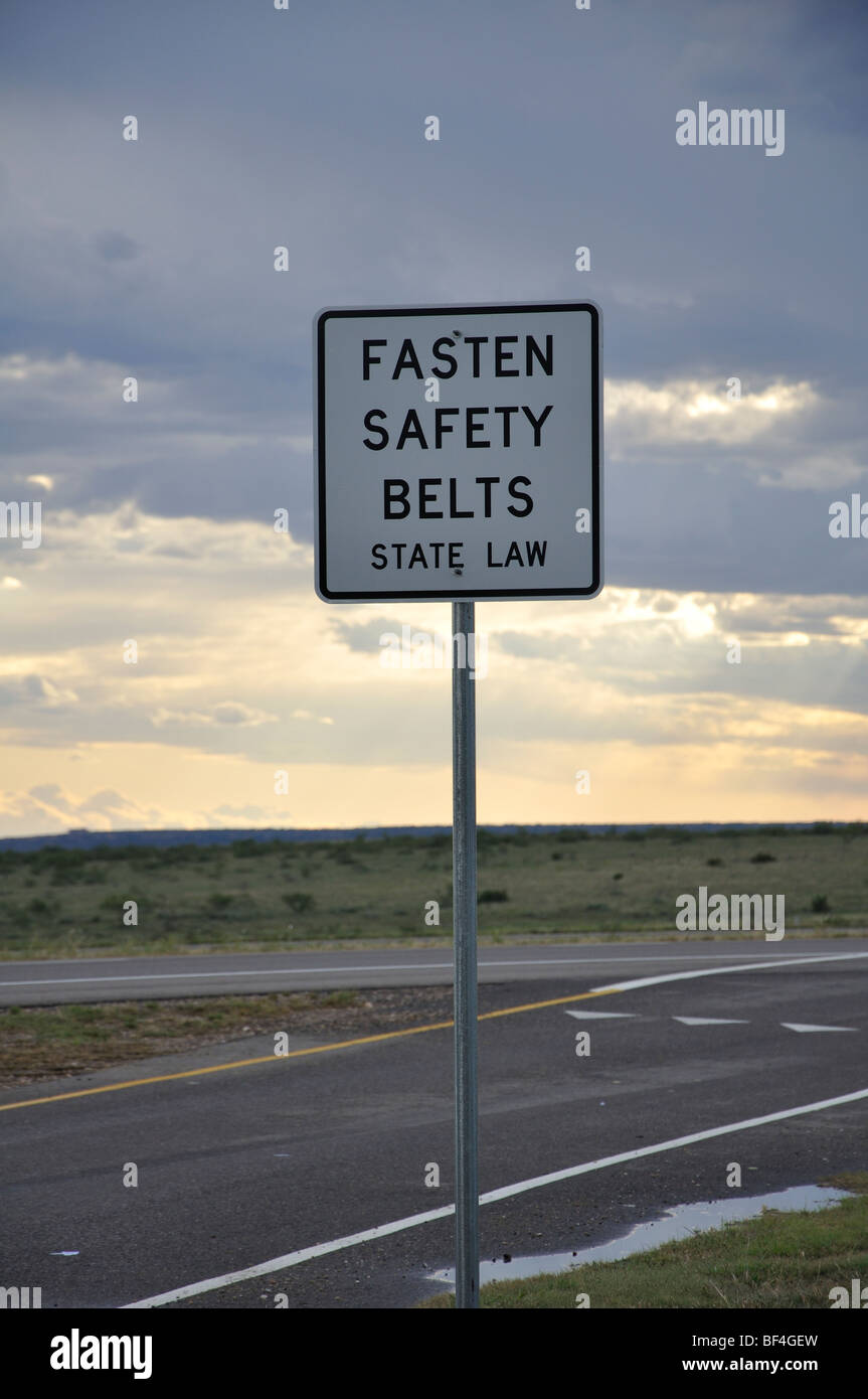 "Befestigen Sicherheitsgurte - State Law" Schild auf der Autobahn (USA) Stockfoto