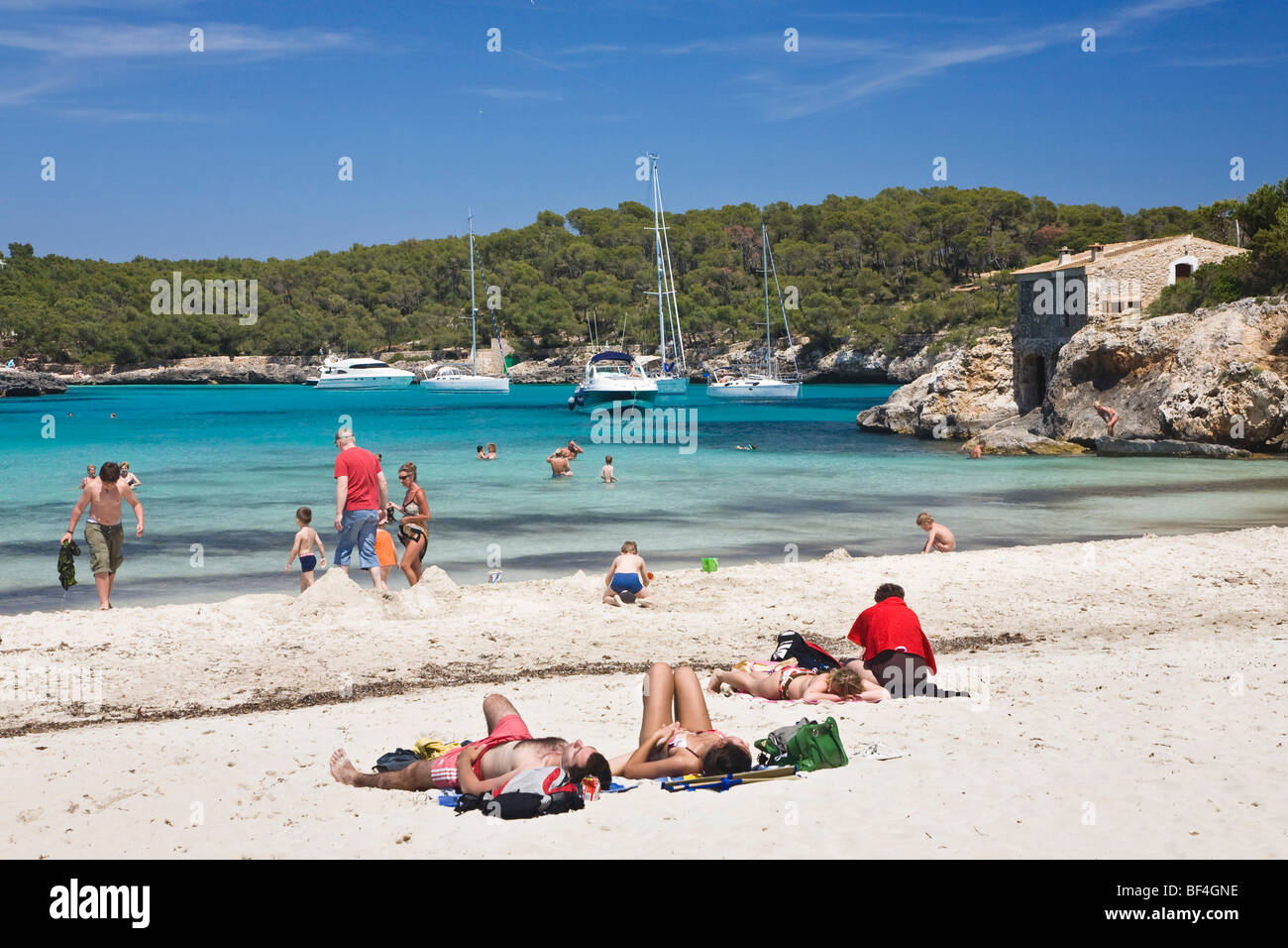 Strandleben in der Bucht von S' Amarador, Cala Mondragó, Mondragó Naturschutzgebiet, Mallorca, Mallorca, Balearen, Mittelmeer Stockfoto