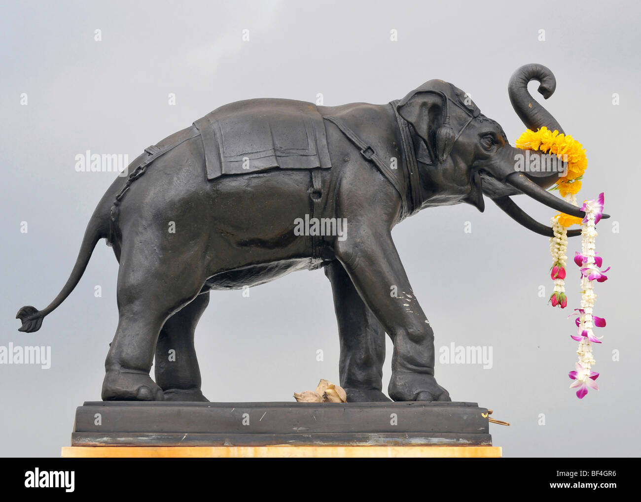 Elefanten-Statue mit Blumen Stockfoto