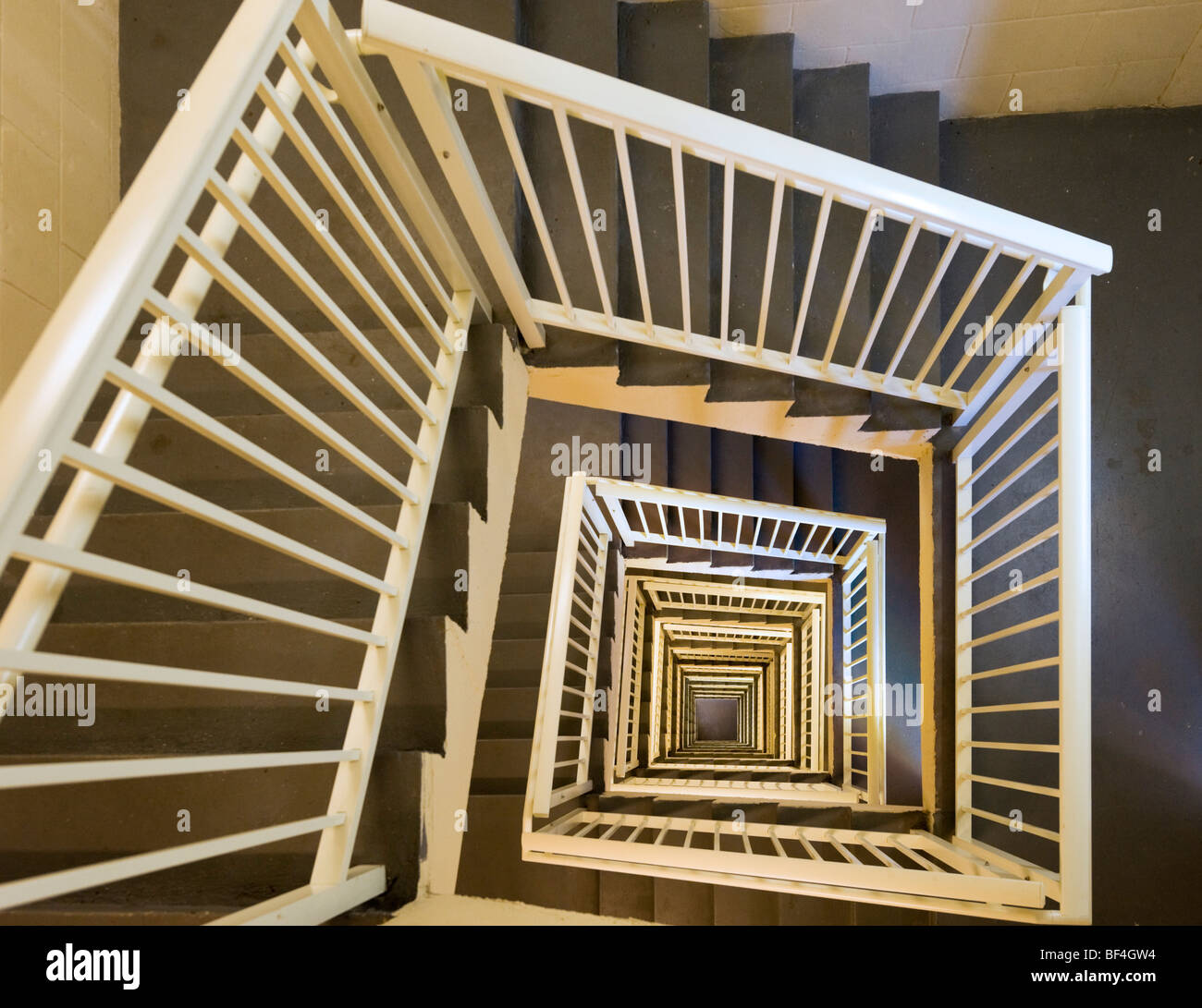 Blick nach unten eine Treppe von der obersten Etage Stockfoto