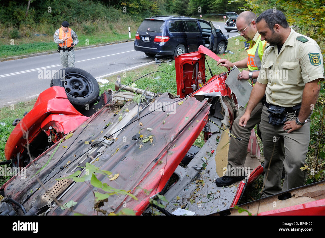 VW Golf haben bei Verkehrsunfall, hin-und hergerissen in zwei Teile, Polizisten, die Schreiben von dem Unfall, rollte auf der Suche nach pai Stockfoto