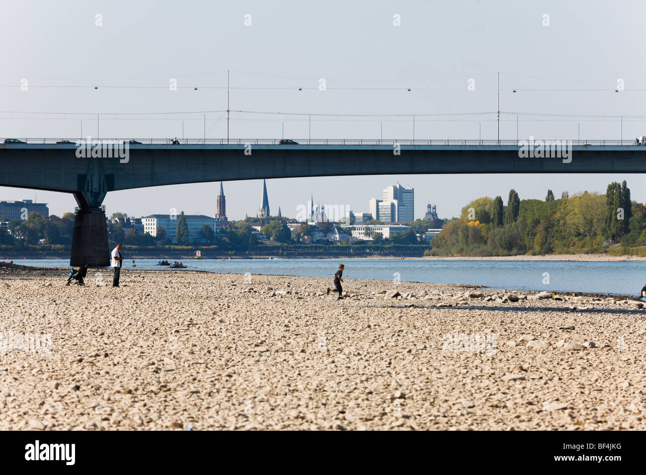 Niedrigwasser am Rhein, Konrad-Adenauer-Brücke zu überbrücken, Bonn, Nordrhein-Westfalen, Deutschland, Europa Stockfoto