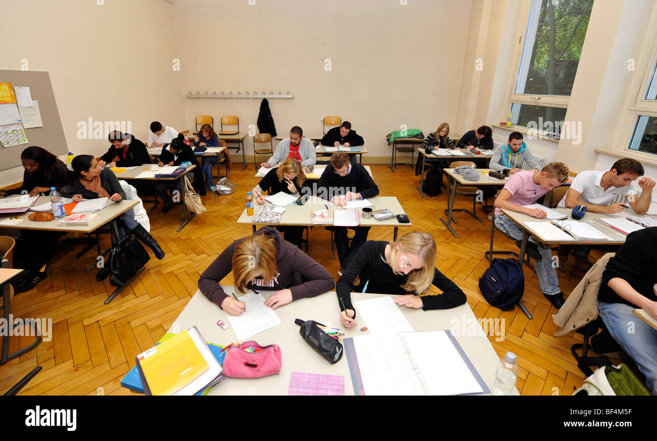 Schülerinnen und Schüler in einem Klassenzimmer, Erwachsenenbildung Stockfoto