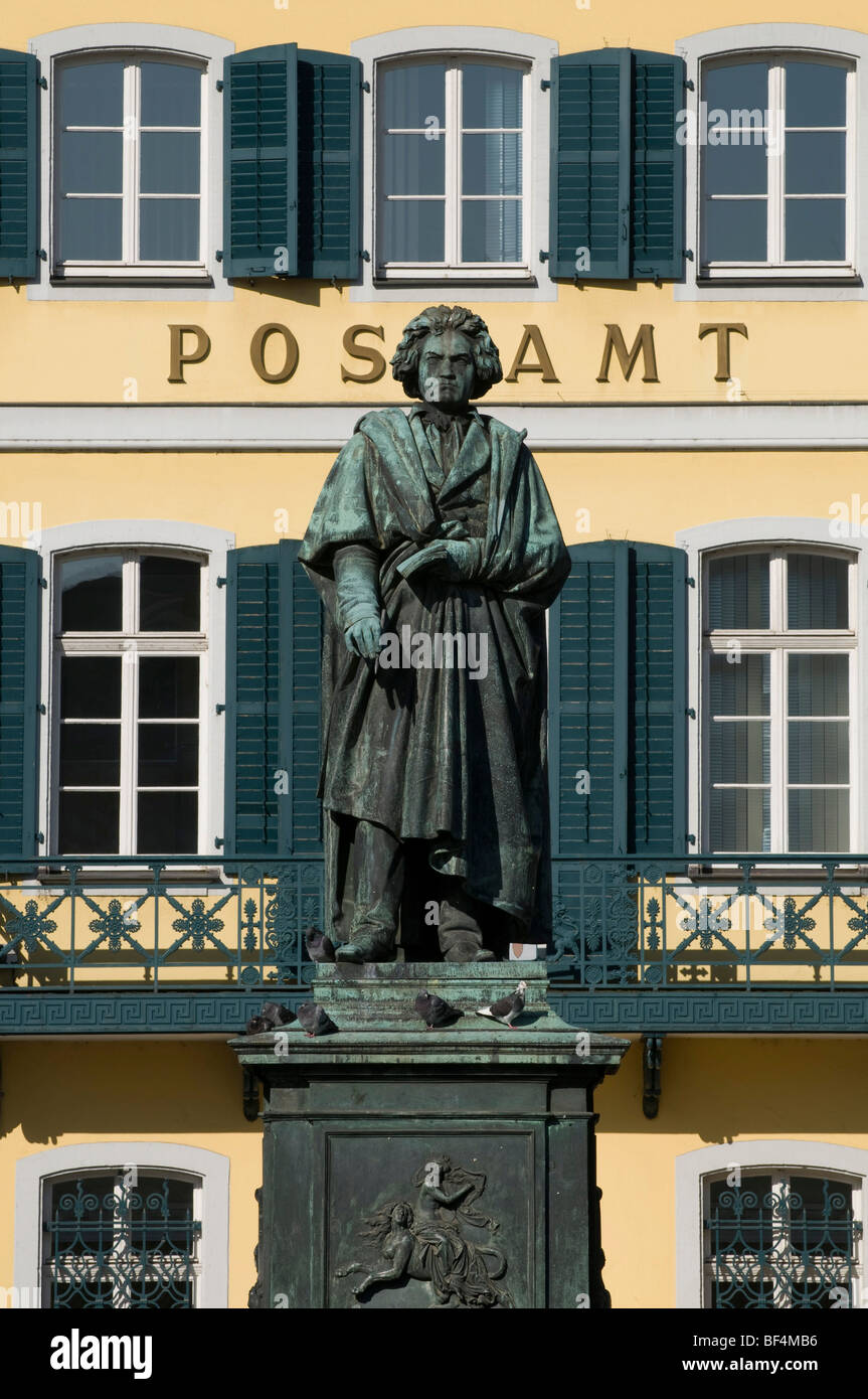 Beethoven-Statue vor dem Postamt in den Domplatz, Bonn, Nordrhein-Westfalen, Deutschland, Europa Stockfoto