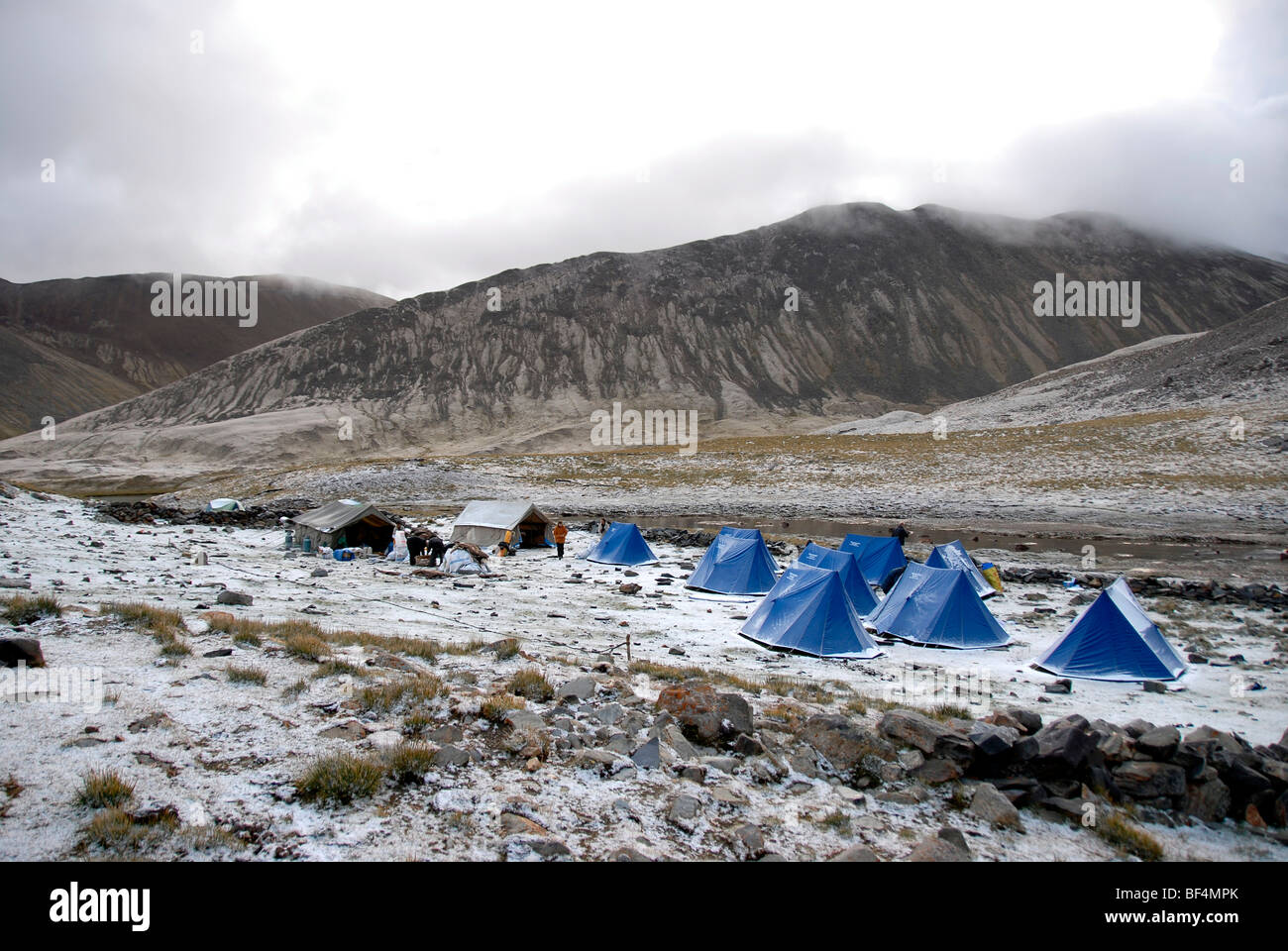Trekking-Tourismus, Camp, blaue Zelte, frisch gefallener Schnee, Tsotup-Chu Tal, einem alten Pilgerweg durch die hohen Berge der Stockfoto