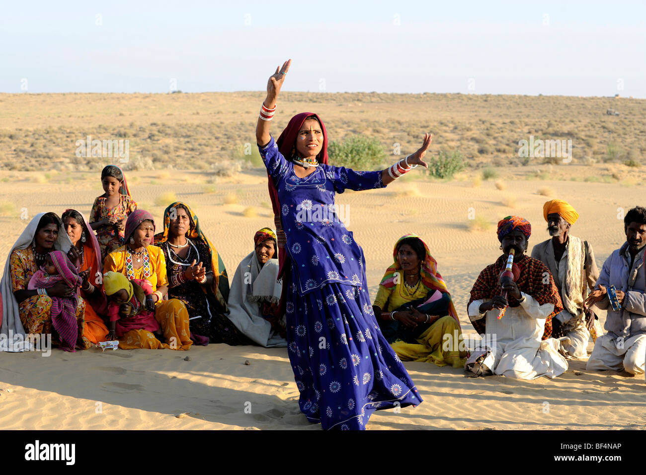 Folklore mit Tänzerin in der Thar-Wüste in der Nähe von Jaisalmer, Rajasthan, Nordindien, Indien, Südasien, Asien Stockfoto