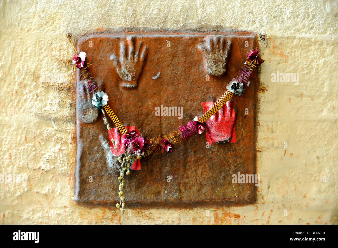 Handabdrücke von Witwen, die verbrannt wurden, mit ihren toten Männern, Sati, Mehrangarh Fort, Jodhpur, Rajasthan, Nordindien, Indien, Süd Stockfoto