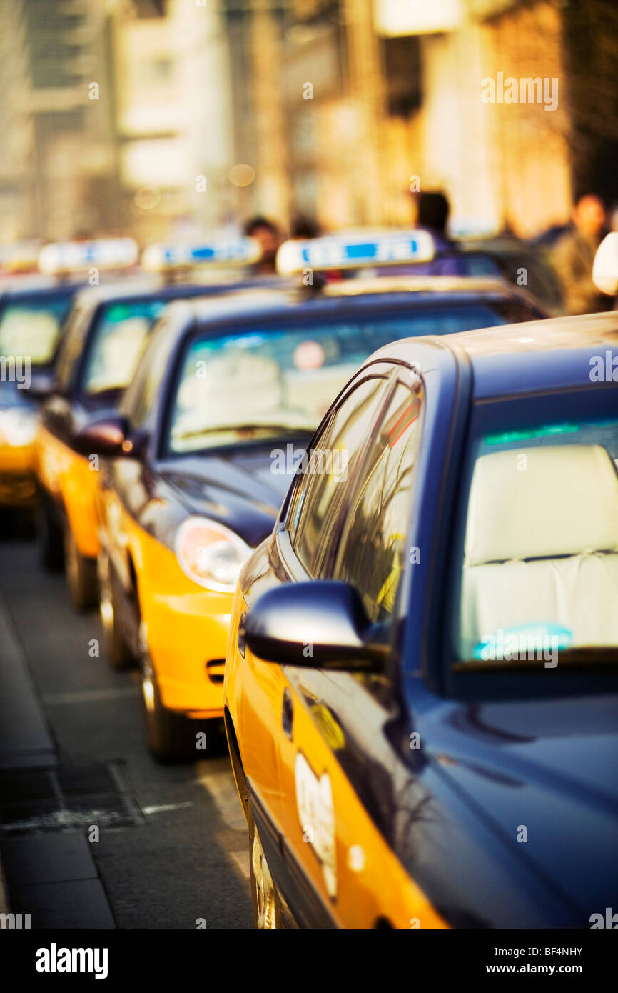 Reihe von Taxi warten auf Kunden, Peking, China Stockfoto