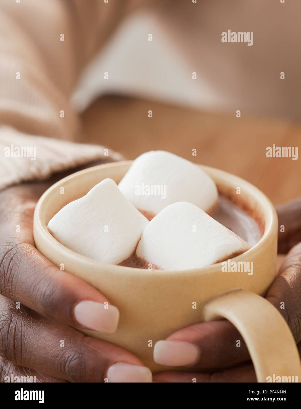 Afrikanische Frau mit Tasse heiße Schokolade und marshmallows Stockfoto