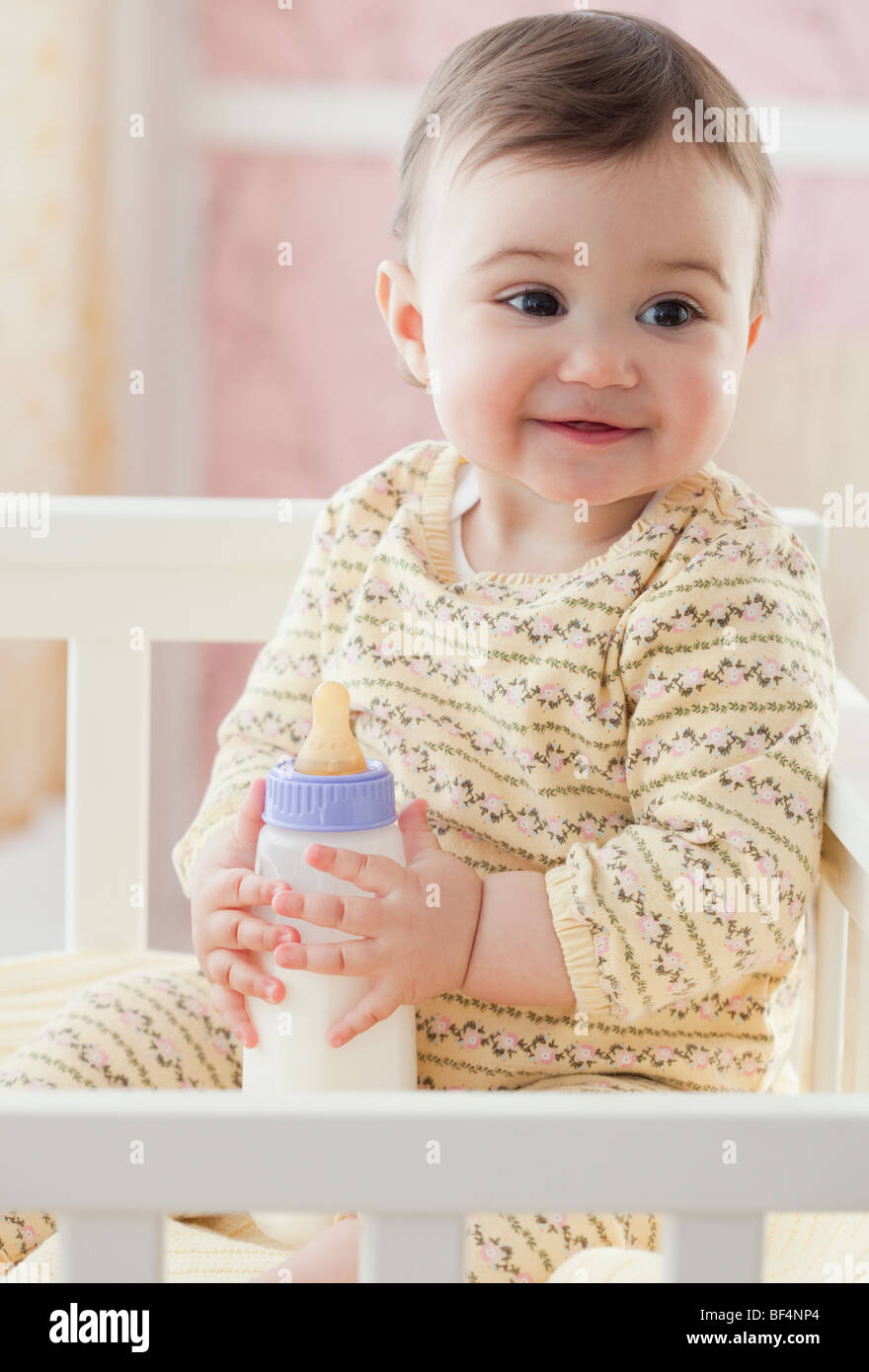 Gemischte Rassen Babymädchen mit Flasche Stockfoto