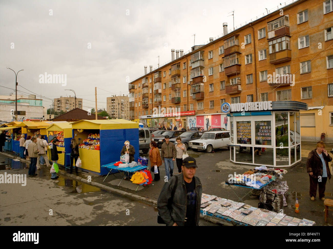 Street Scene mit belebten Straße Markt- und Marktstände, Jekaterinburg, Russland Stockfoto