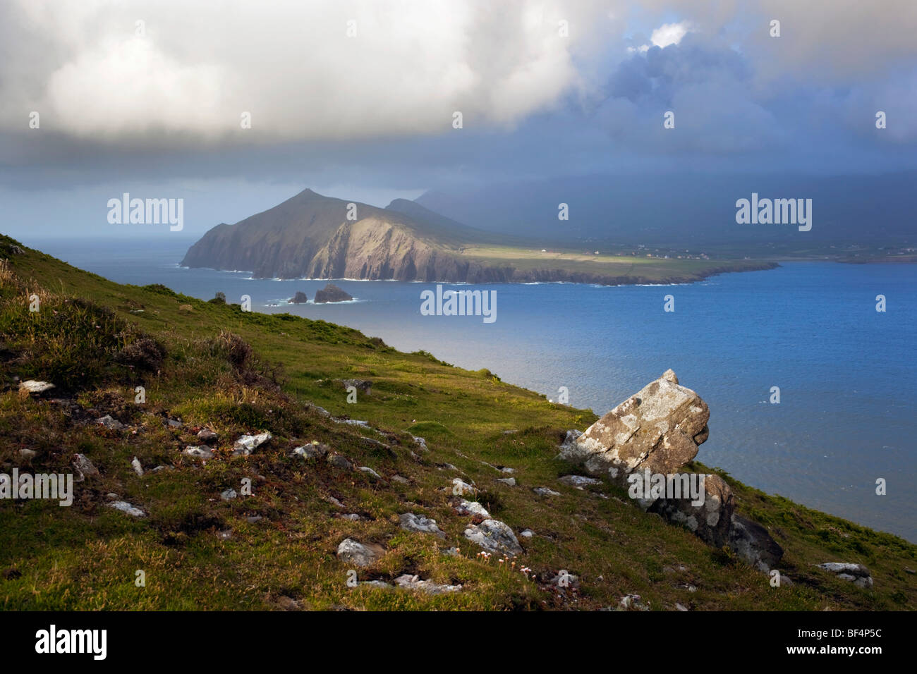 Smerwick Harbour; mit Blick auf Mount Brandon; Eire Stockfoto