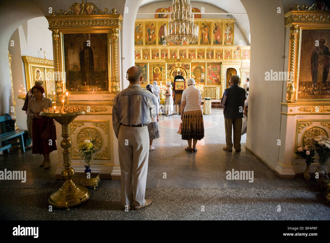 Anbeter in der orthodoxen Kirche, Jekaterinburg, Russland Stockfoto