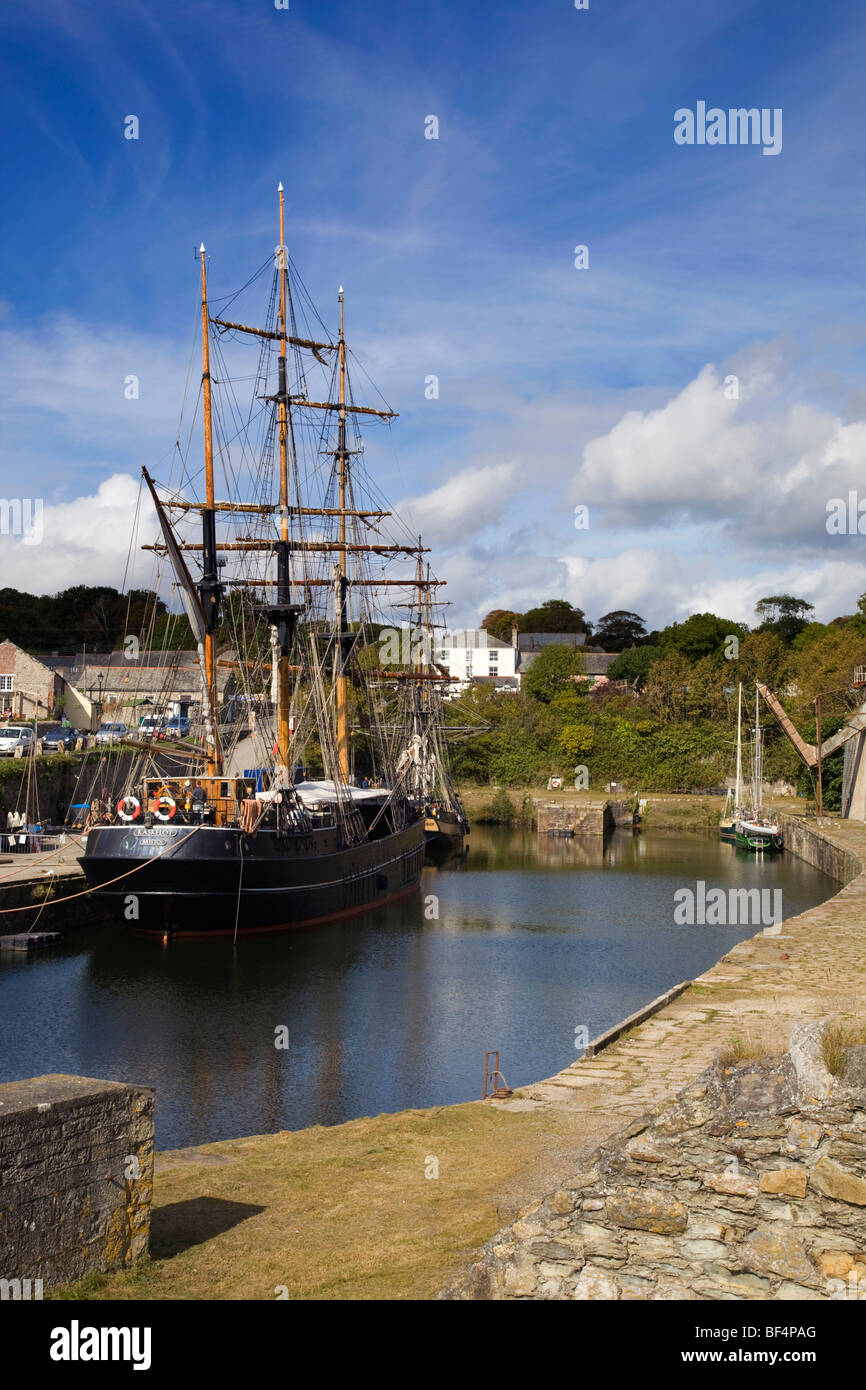 Charlestown Harbour und Großsegler; Cornwall Stockfoto