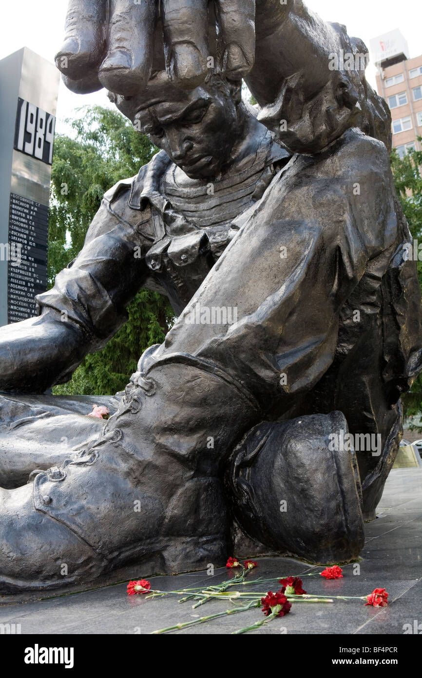 Rote Blumen zu Füßen der Soldat war Memorial, beschnitten, Jekaterinburg, Russland Stockfoto