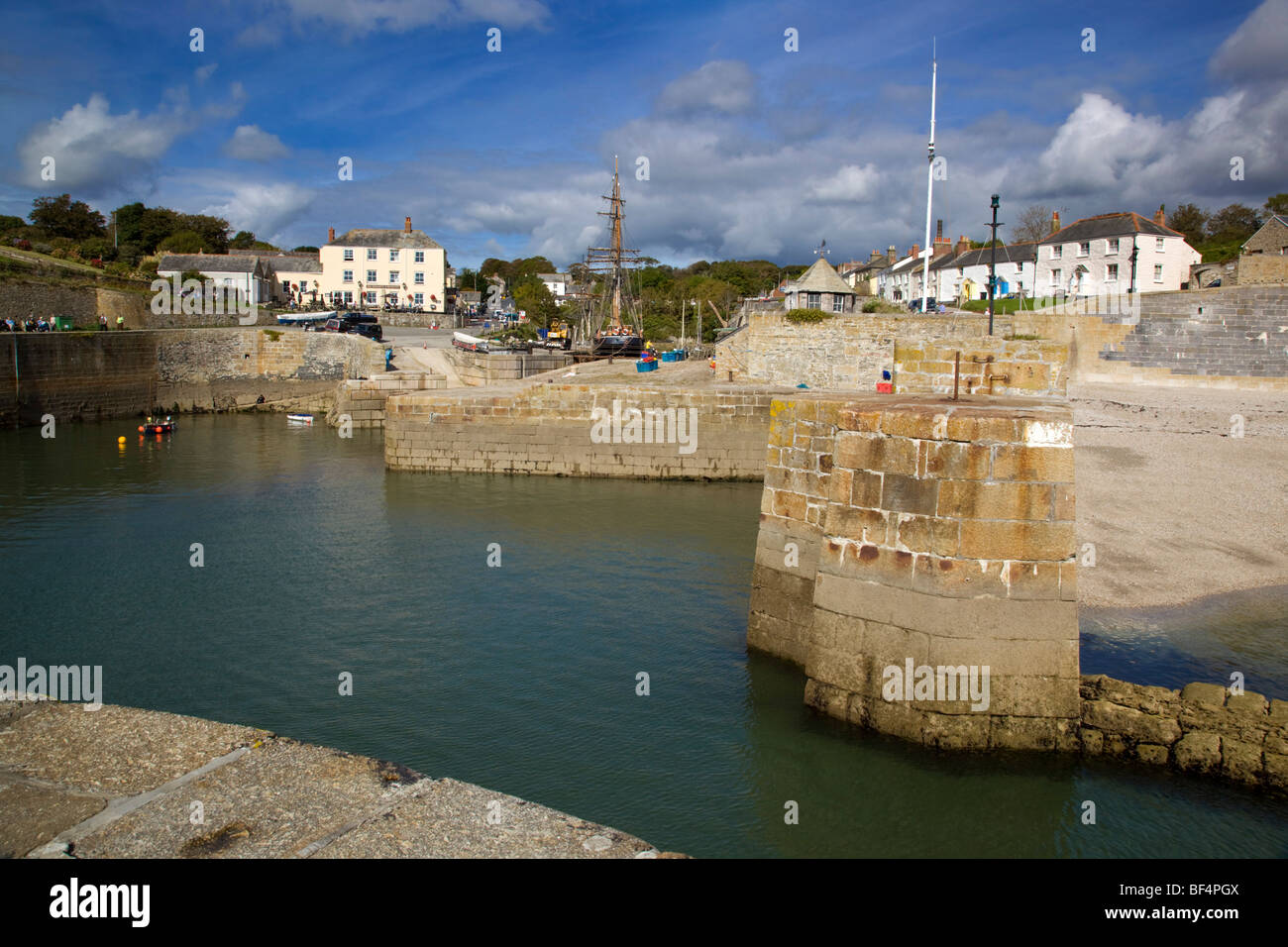 Charlestown Harbour und Großsegler; Cornwall Stockfoto
